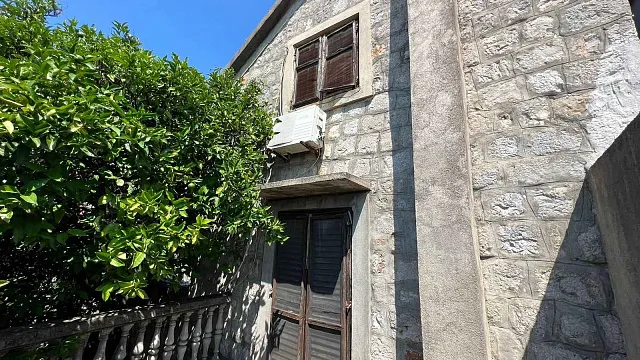 Drei Häuser im charmanten Dorf Klinci auf der Halbinsel Lustica — photo 17